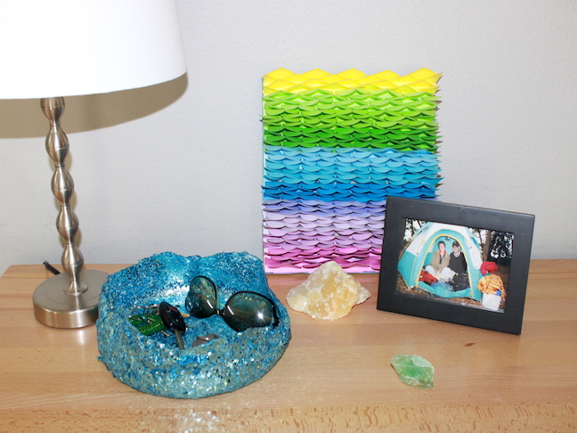 glitter bowl next to a lamp, rocks and photo frame