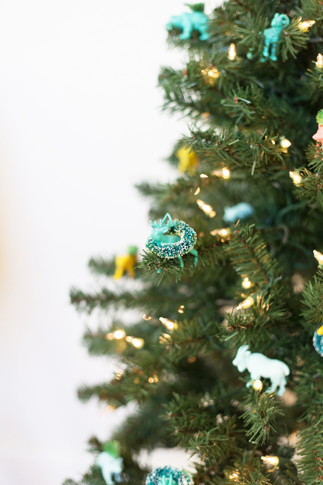 festive-deer-with-wreath-christmas-tree-ornament