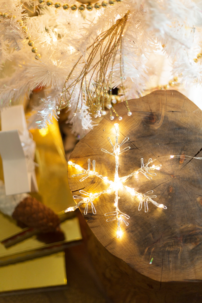 diy-lit-snowflake-by-tree