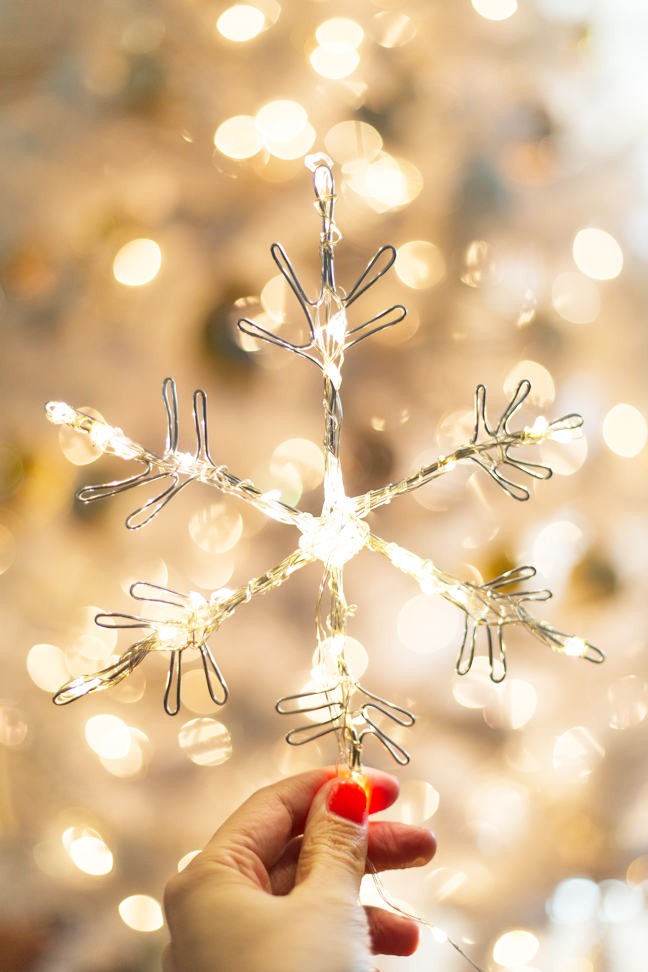 snowflake-light-by-tree