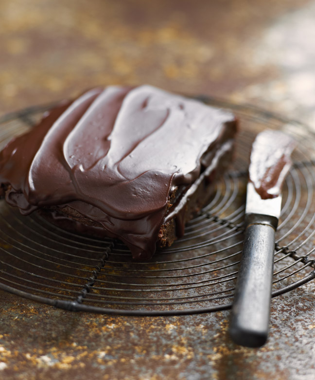 chocolate-cake-frosting-dirty-knife-wire