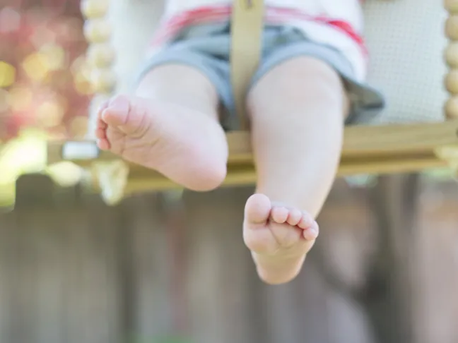 baby-feet-swing