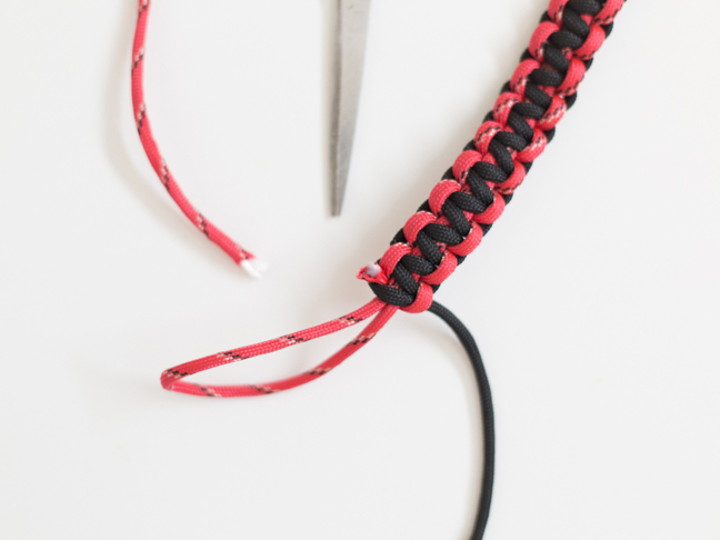 paracord-baby-toy-clip-scissors-cut-ends