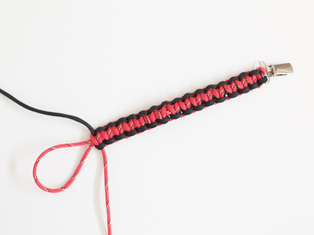 paracord-baby-toy-clip-weaving