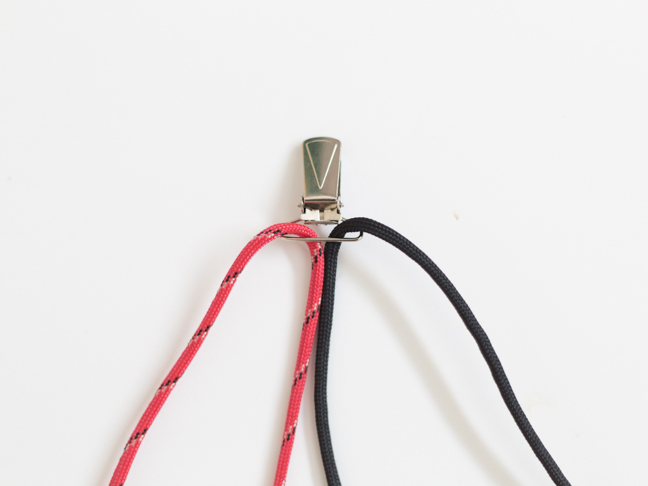 suspender-clip-and-paracord