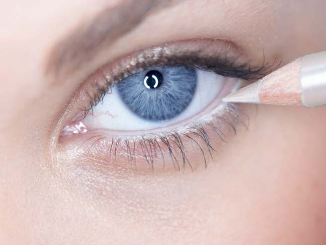how-to-apply-white-eyeliner