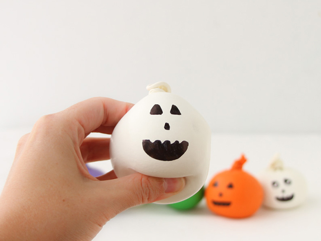 how to make mini pumpkins with sand and balloons