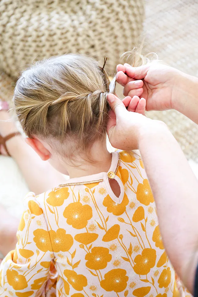 twisting hair into braid