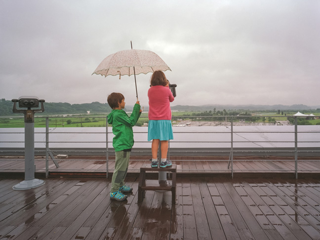 kids-in-rain-sightseeing