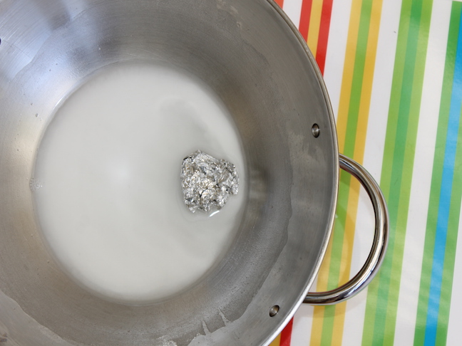 How to Use Vinegar to Remove Stains from Pots and Pans