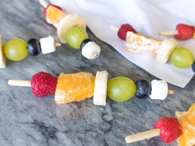 rainbow-fruit-kabobs-travel-snacks-3