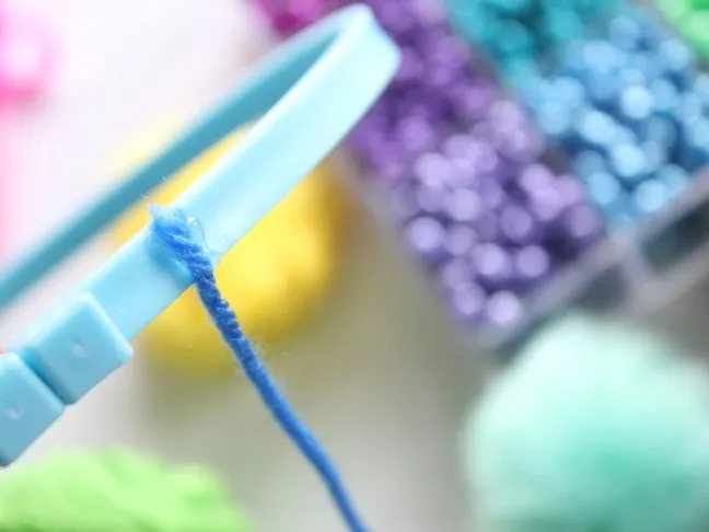 hot-glue-blue-yarn-embroidery-hoop