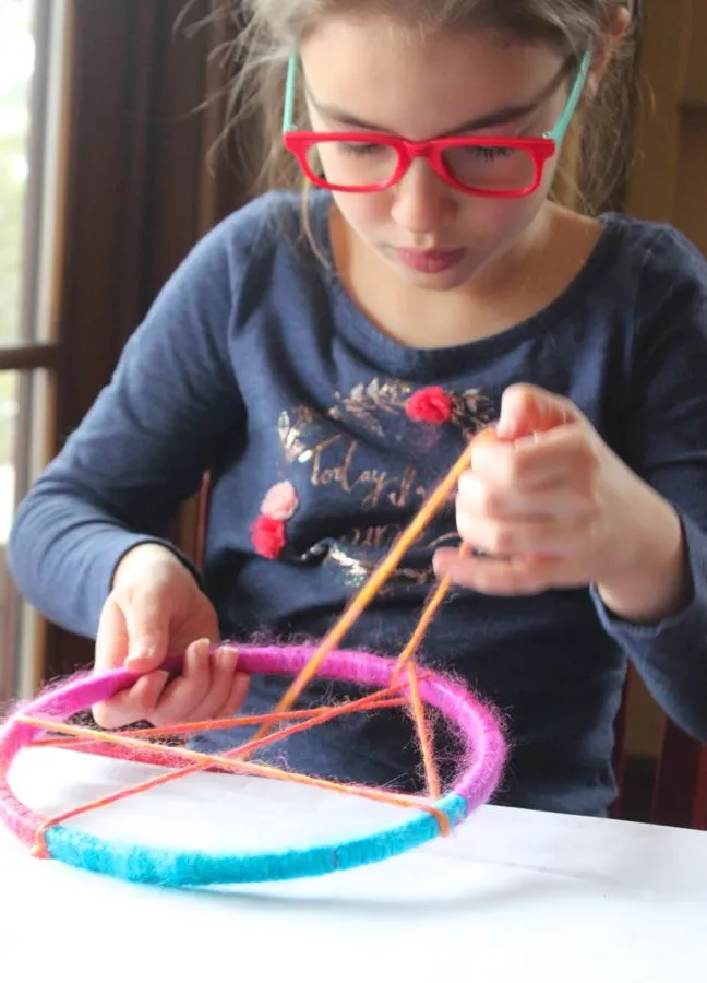 embroidery-hoop-yarn-girl-with-glasses