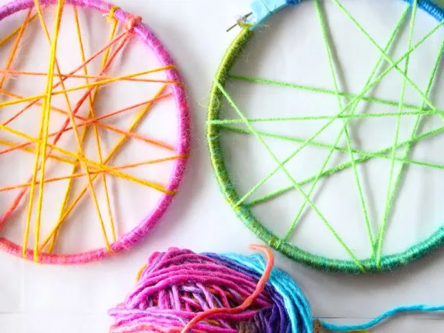 yarn-embroidery-hoop-diy-dream-catcher-green-pink