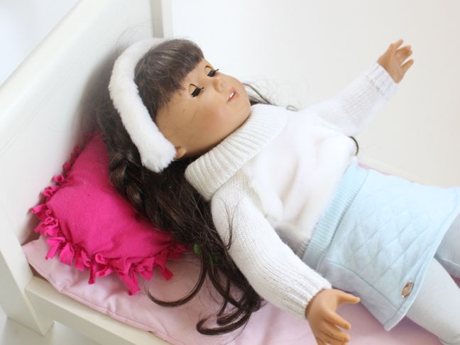 samantha-american-girl-doll-with-a-pink-diy-pillow