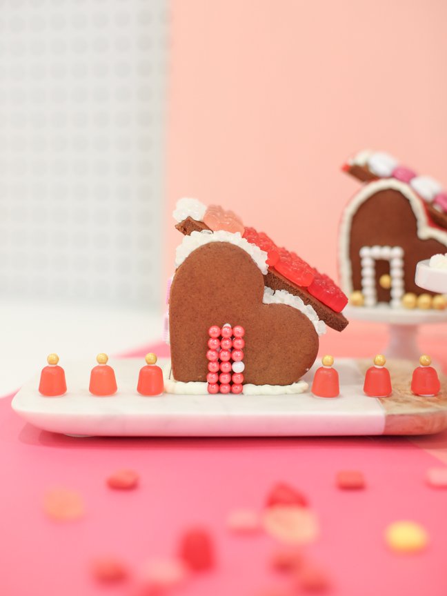 Valentine gingerbread house with pink background