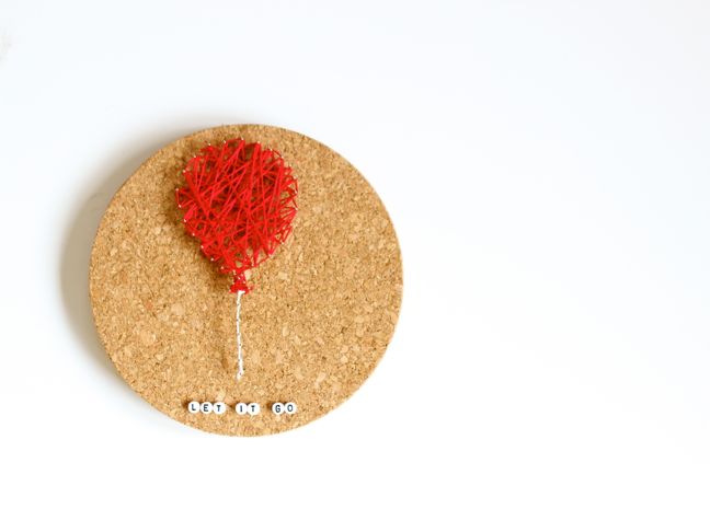 diy-string-art-red-balloon-on-a-round-cork