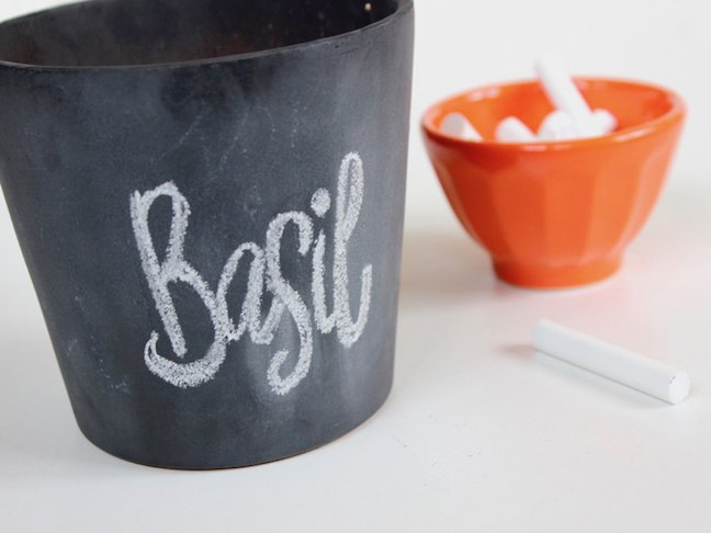 These DIY Chalkboard Planters Make It So Easy To Label Plants