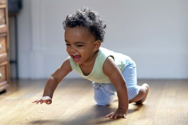 when do babies crawl