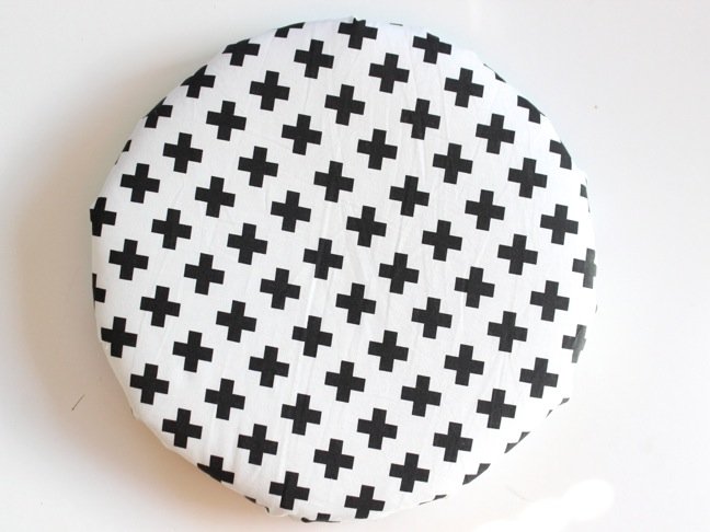 black-and-white-modern-cross-fabric-round-chair-pad