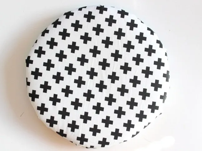 black-and-white-modern-cross-fabric-round-chair-pad