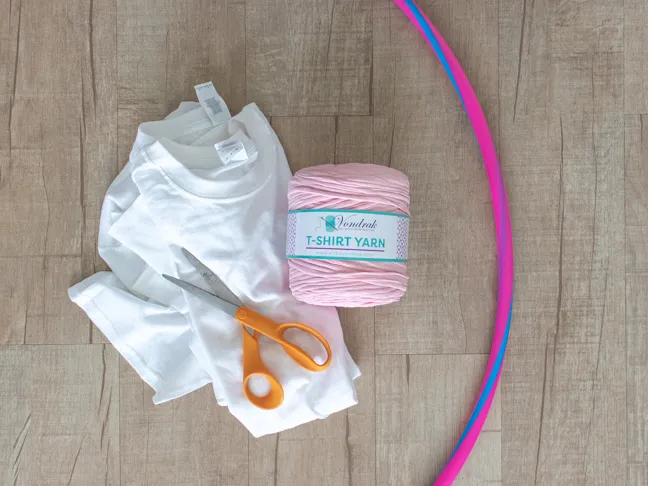 How to Weave a Rug with a Hula Hoop and Old T-Shirts