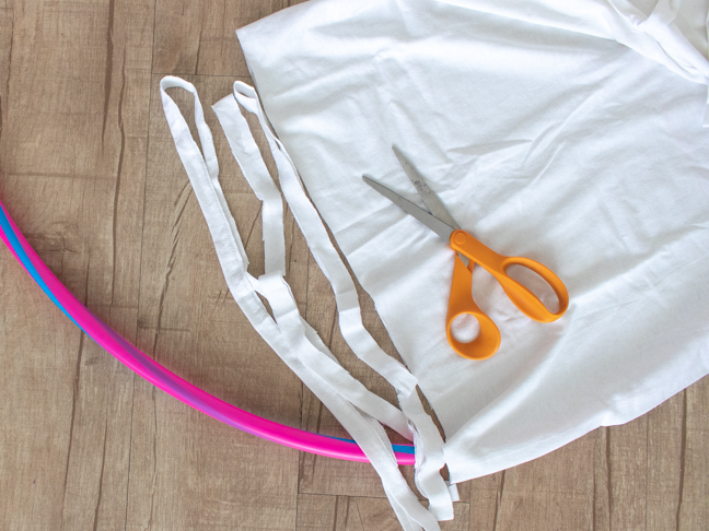 How to Weave a Rug with a Hula Hoop and Old T-Shirts