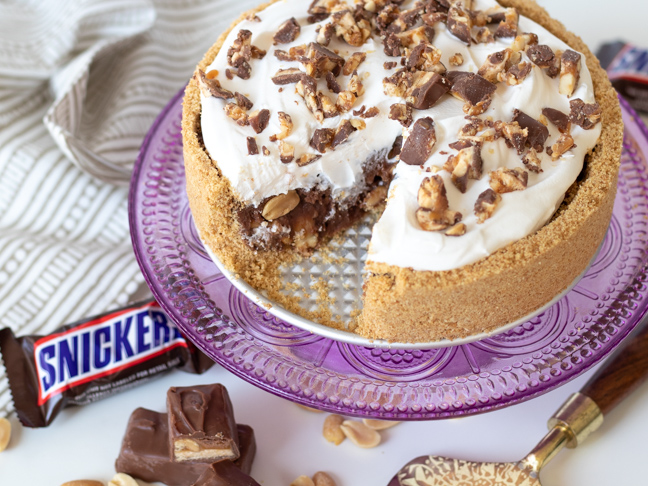 This Easy No-Bake Snickers Pie is Perfect for Summer Parties