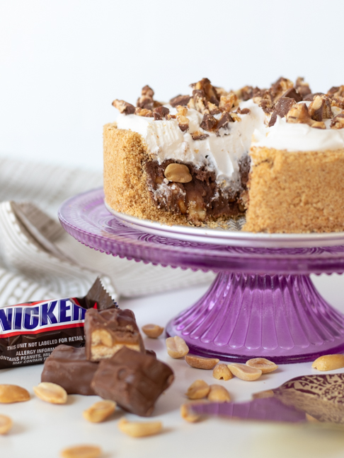 This Easy No-Bake Snickers Pie is Perfect for Summer Parties