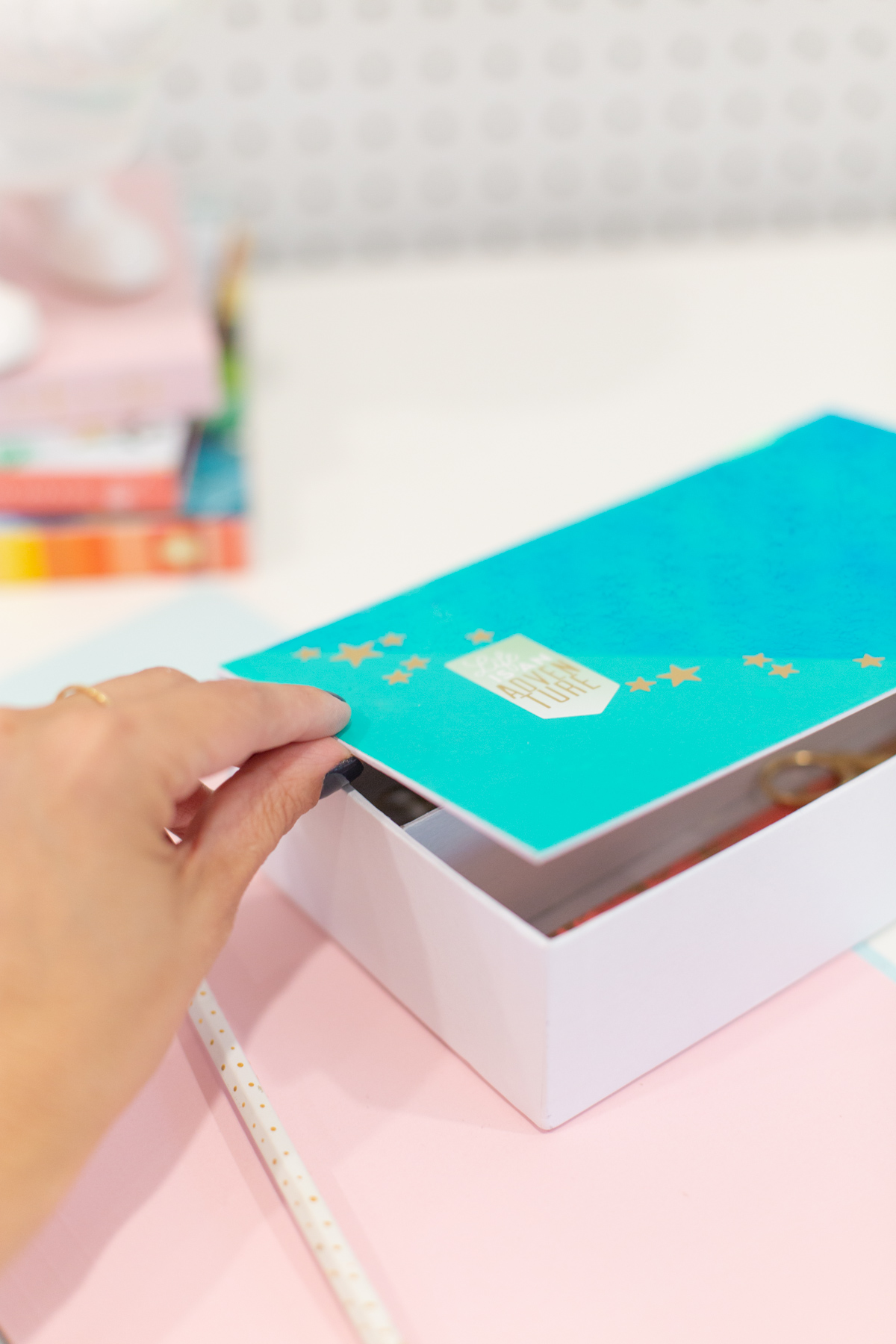 Hand opening decorated pencil box