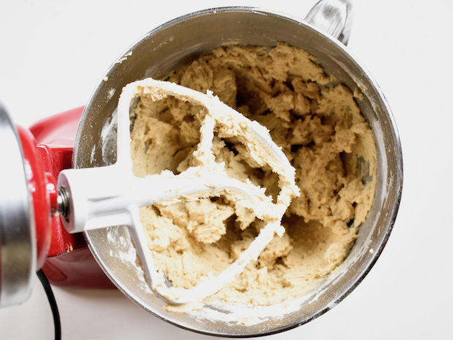 This Giant Chocolate Chip Cookie (Pizookie) Is The Ultimate Family-Style  Dessert