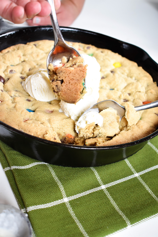 This Giant Chocolate Chip Cookie (Pizookie) Is The Ultimate Family-Style  Dessert