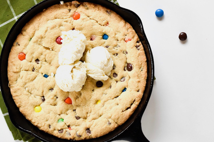 This Giant Chocolate Chip Cookie (Pizookie) Is The Ultimate Family-Style  Dessert