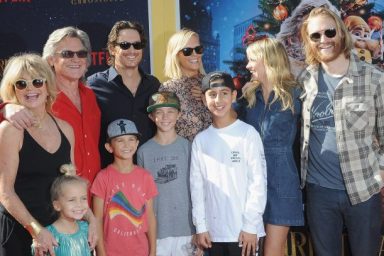 Goldie Hawn, Kate Hudson, Oliver Hudson, Kurt Russel, and Family