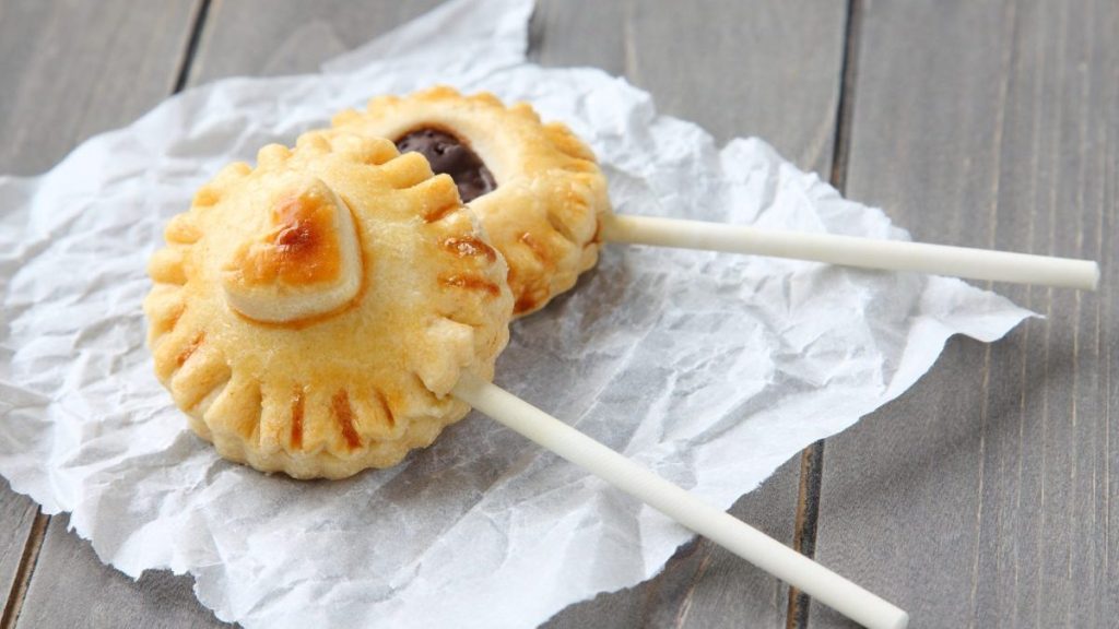 Pie pops with chocolate
