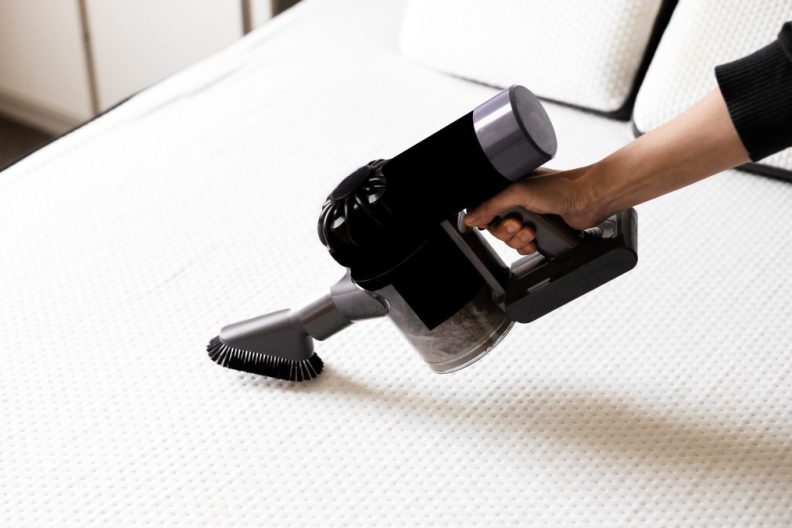 Mattress cleaning using a vacuum cleaner