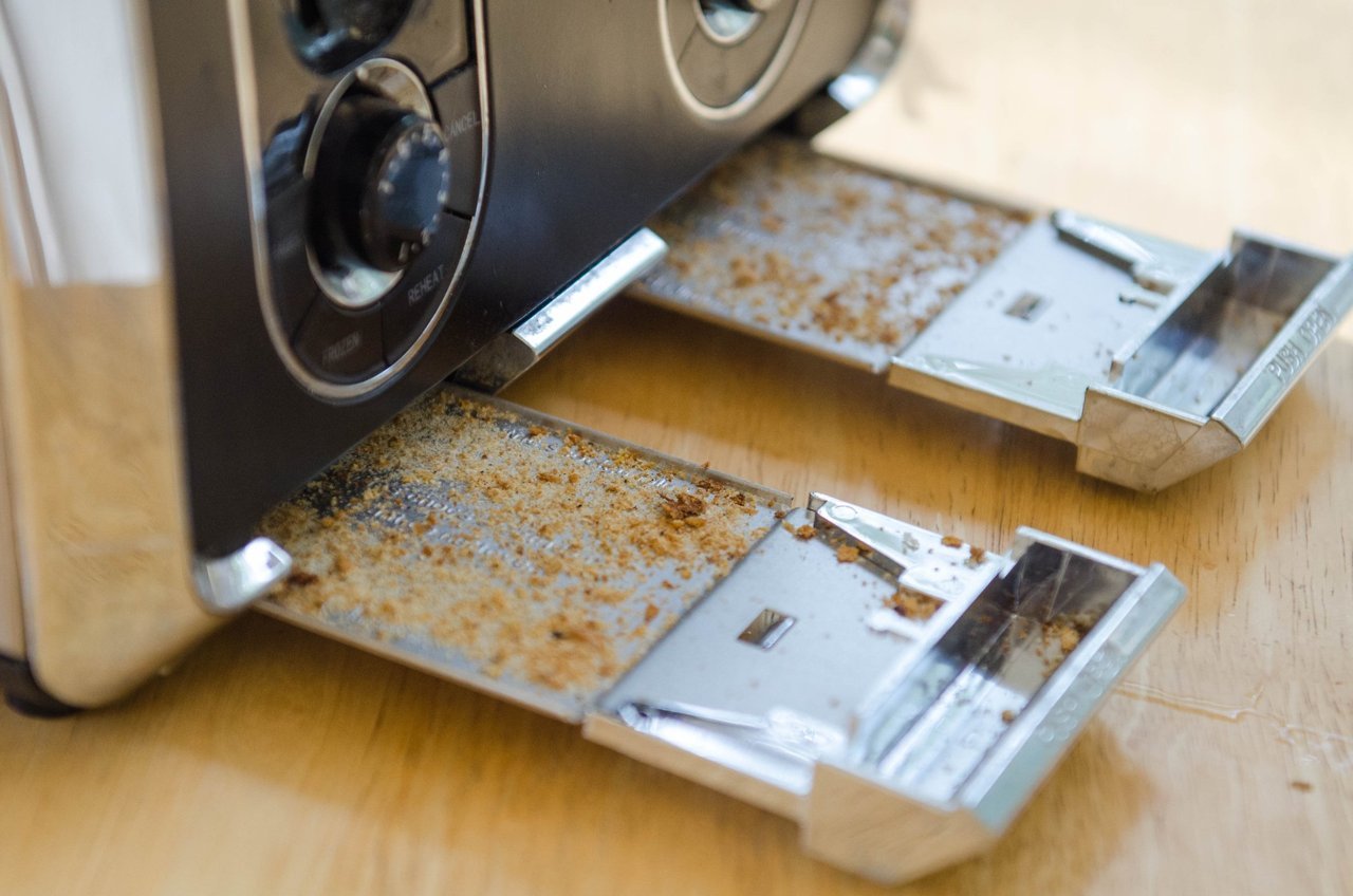 Clean Your Toaster With Soap and Vinegar