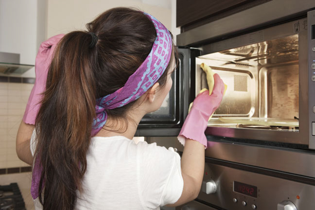 You’re wasting precious elbow grease scrubbing down your dirty microwave. 