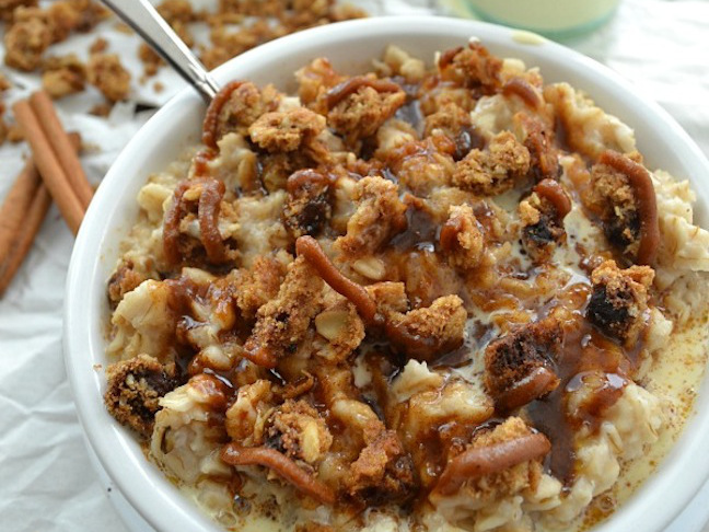 Oven Cinnamon Roll Oatmeal with Cookie Streusel