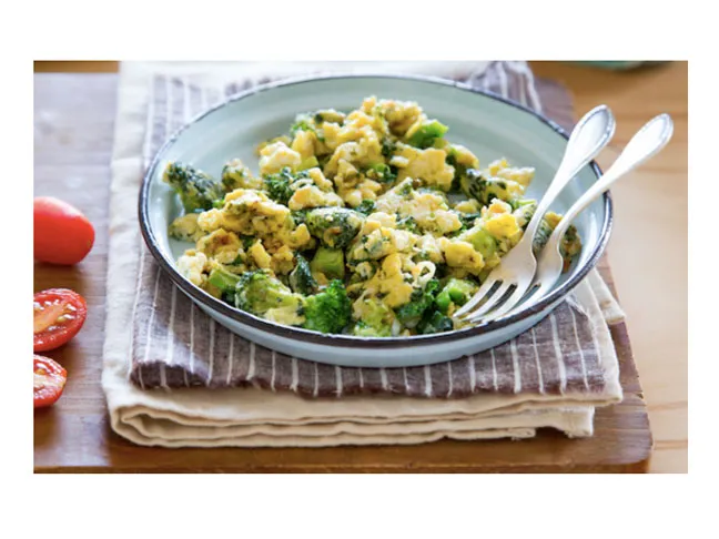 Cheesy Broccoli and Kale Egg Scramble