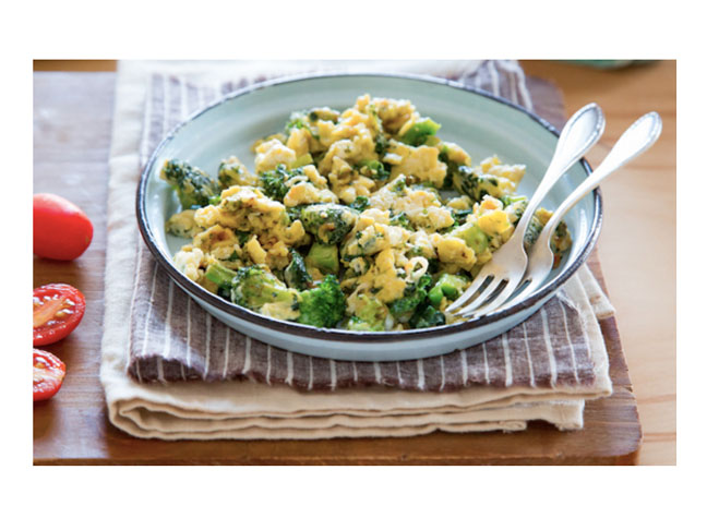 Cheesy Broccoli and Kale Egg Scramble