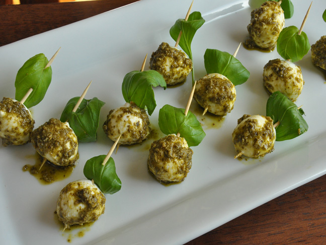 Pesto-Dipped Boconcinni Bites