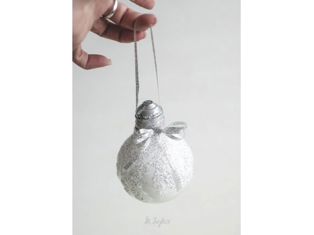 DIY Glitter Light Bulb Ornament