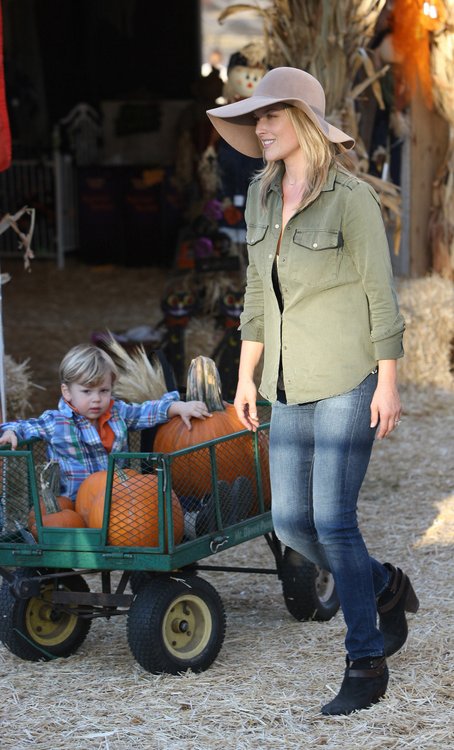  Mr. Bones Pumpkin Patch - Ali Larter