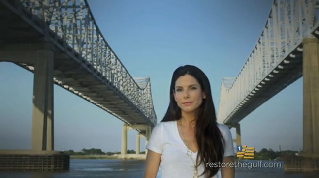 Sandra Bullock, gold necklace, gold ring, white tshirt