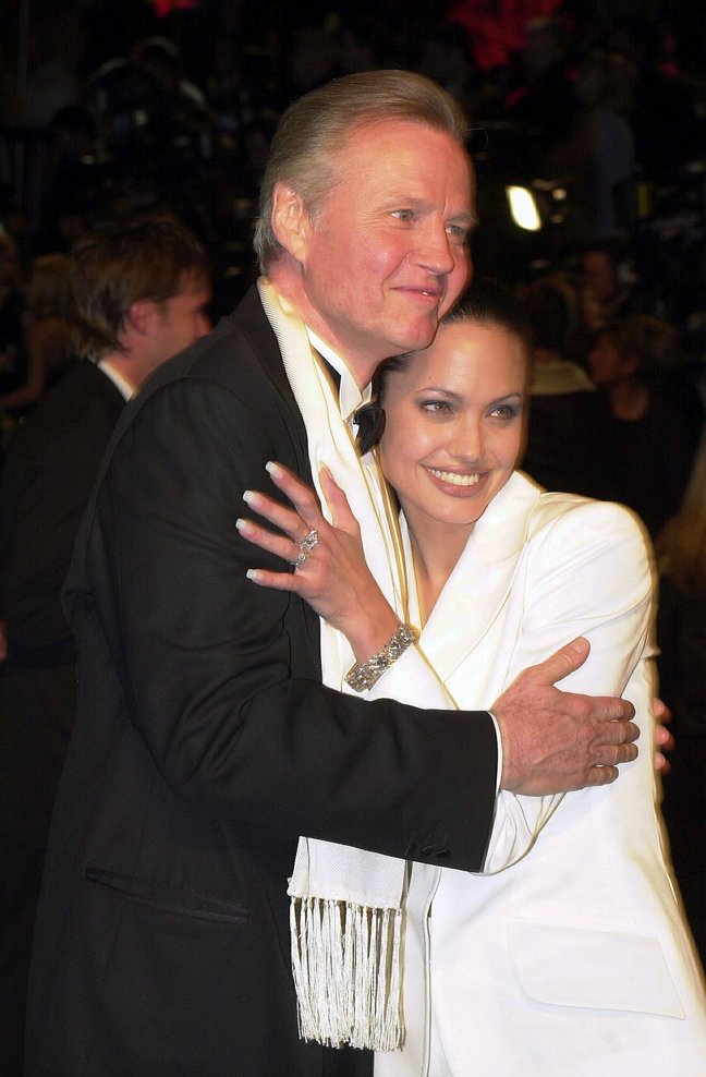 Angelina Jolie white suit, bracelets, Jon Voight black tuxedo, oscars 2001