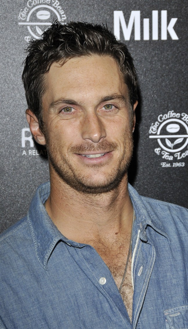 Oliver Hudson, blue shirt, blue denim shirt, light blue button down shirt