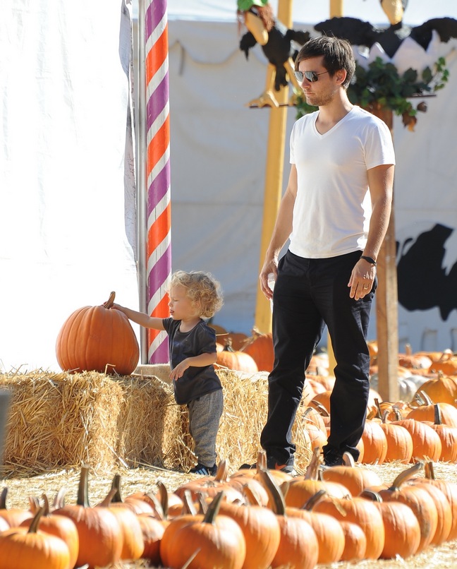 Tobiey Maguire, pumpkins, white tshirt, black pants, black shoes, Otis